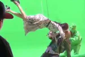 佟丽娅吊威亚与岳云鹏拍吻戏