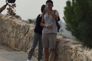 汪小菲十指紧扣紧揽老婆大S玩自拍