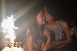 王菲为女儿李嫣庆生贴脸亲吻
