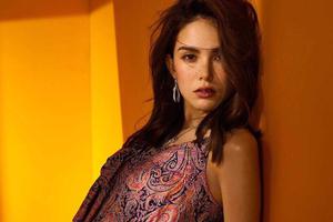 昆凌最新写真波西米亚长裙大秀小蛮腰