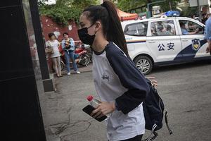 宋祖儿素颜独自参加高考状态轻松