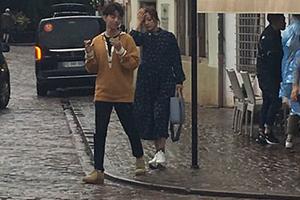 又被偶遇！赵薇王俊凯逛菜场轻松随意