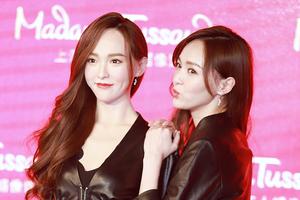 唐嫣与蜡像合影似孪生姐妹 搭肩嘟嘴