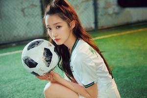 关晓彤变足球宝贝 短裙秀美腿助世界杯