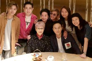 张智霖与妈妈合照曝光 71岁张妈保养好