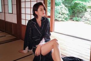 佟丽娅眼神魅惑笑容甜 大秀美腿又美了