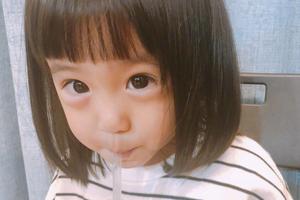 贾静雯怀抱女儿搞怪 咘咘新造型超萌