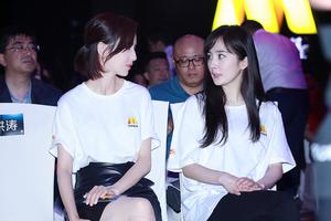 杨幂佟丽娅邻座亲密热聊穿白T高颜值