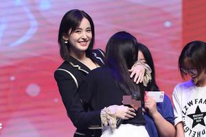 古力娜扎干练美艳 现场遭热情粉丝熊抱