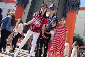 钟丽缇张伦硕暑假带女儿出游笑乐趣多