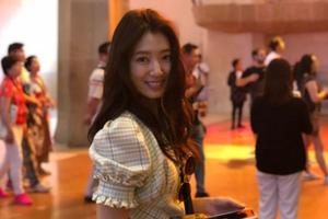 朴信惠近照笑容甜美 秀发拂面清纯养眼