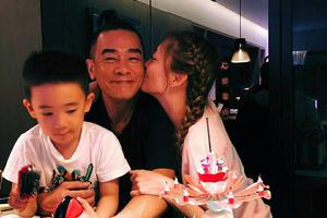 刘嘉玲主动搂抱秦沛献吻庆生