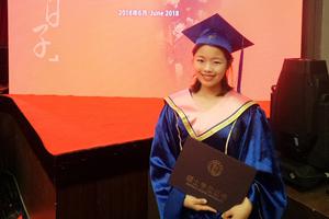 “莫小贝”王莎莎上戏硕士毕业甜笑自信