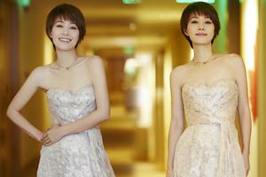 马伊琍穿裸色抹胸长裙仙气足微笑迷人