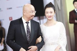 陶虹穿流苏裙与徐峥夫妻挽手秀恩爱