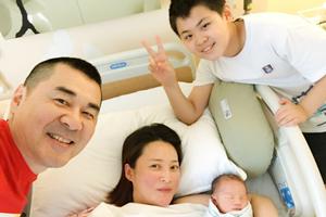 陈建斌晒小儿子正脸照 小虎子比耶灿笑