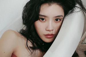 奚梦瑶复古大片慵懒撩人 躺浴缸眼神魅