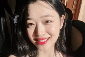 雪莉晒阳光下的自拍 皮肤白皙笑容甜美