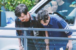 镇魂女孩疯了！朱一龙白宇牵手鞠躬致谢