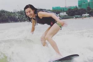 张柏芝出海玩冲浪 小腹平坦破怀孕传闻