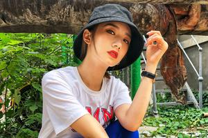 孟美岐晒夏日写真 红唇“眼神杀”撩人