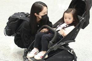 董璇蹲地照料爱女 为保释高云翔搬澳洲