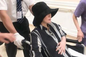 蒋勤勤生二胎后坐轮椅出院 陈建斌陪伴