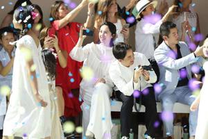 李嫣多多走秀 父母台下举相机狂拍