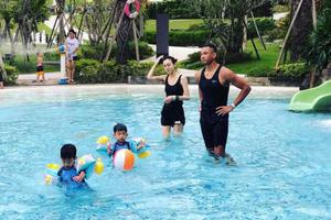 范玮琪黑人一家四口度假游乐园玩水超嗨