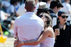 超恩爱！小贝被贝嫂环腰紧搂爱意绵绵