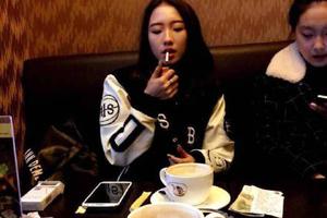 网曝孟美岐16岁旧照 单手吸烟动作娴熟