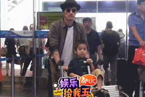 耿乐携儿子现身机场将录《爸爸6》
