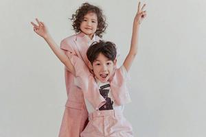 杨烁带娃加盟《爸爸6》 儿女颜值高