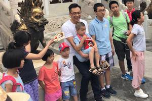 刘烨逛故宫被粉丝偶遇包围