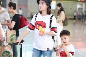 邓莎大麟子着亲子装现身机场