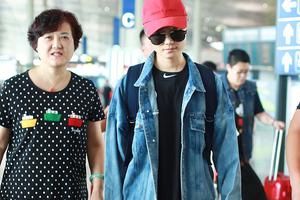 李宇春玩下衣失踪与母亲罕见同框似姐妹