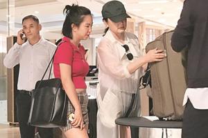 林青霞携小女儿逛街 专心购物交流不停