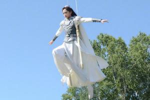 关晓彤新作杀青高空吊威亚英姿飒爽