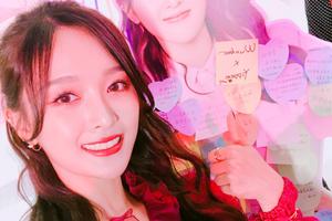 吴宣仪红衣美艳大长腿抢镜晒应援物宠粉