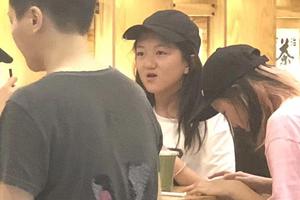 李嫣现身无锡疑探班王菲餐厅觅食接地气