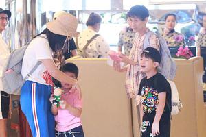 胡可“摸头杀”小鱼儿遭安吉吃醋闹情绪