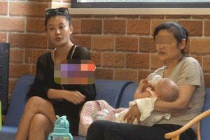 曹云金娇妻唐菀带3月女儿就医面露疲态