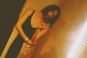 刘雯齐肩短发诠释复古风 深V裙露香沟