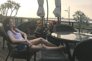 昆凌藤椅上仰躺惬意 美腿舒展又直又细