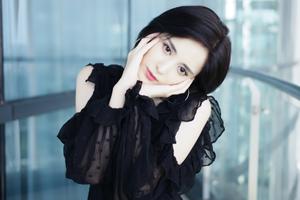 娜扎穿黑色纱裙露双手托腮卖萌歪头杀