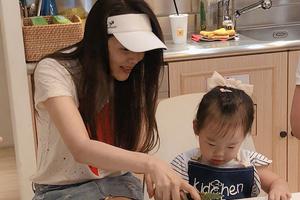 伊能静带女儿出行逛吃一天温馨有爱