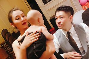 曹云金为女儿办百日宴 唐菀妆容精致