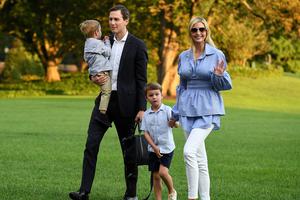 伊万卡携家人度假 特朗普牵外孙女温馨