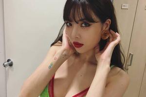 泫雅深V吊带秀傲人事业线 身材火辣诱人