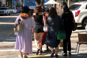 网友首尔偶遇关晓彤 热裤超长美腿抢镜